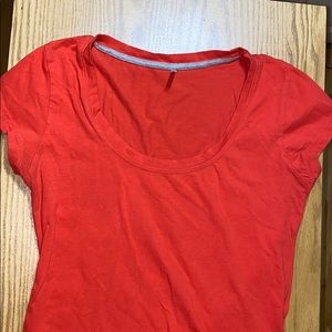 Fitted scoop neck basic t-shirt